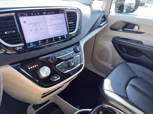 Used 2024 Chrysler Pacifica Touring-L image 20