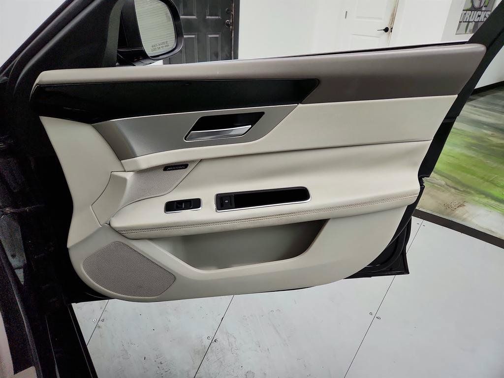 Used 2016 Jaguar XF Prestige RWD image 28