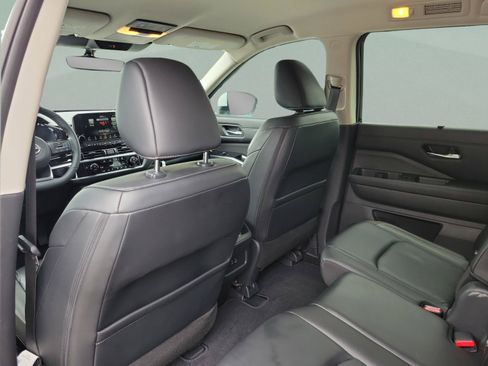 Used 2023 Nissan Pathfinder SL AWD/4WD image 9
