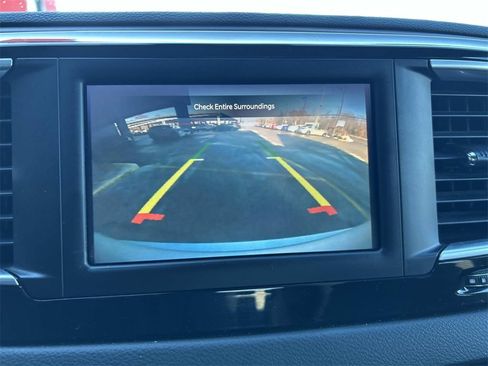 Used 2023 Chrysler Voyager LX image 33