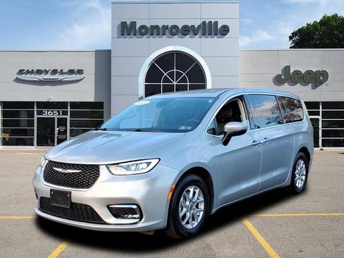 Used 2023 Chrysler Pacifica Touring-L image 1