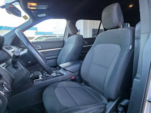 Used 2018 Ford Explorer XLT w/ Equipment Group 201A FWD image 13