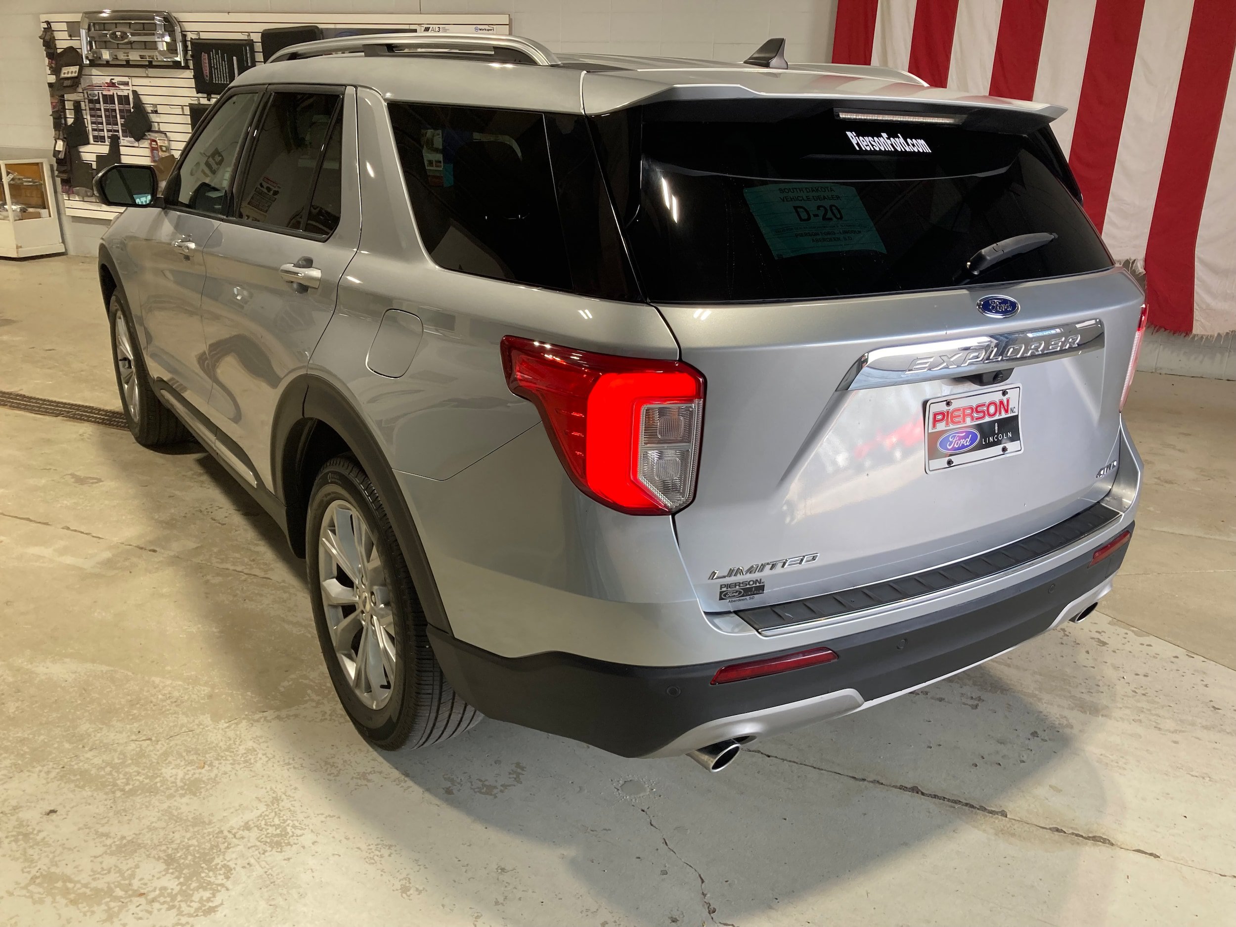 Used 2023 Ford Explorer Limited w/ Equipment Group 301A AWD/4WD image 16