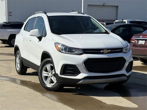 Used 2021 Chevrolet Trax LT image 2