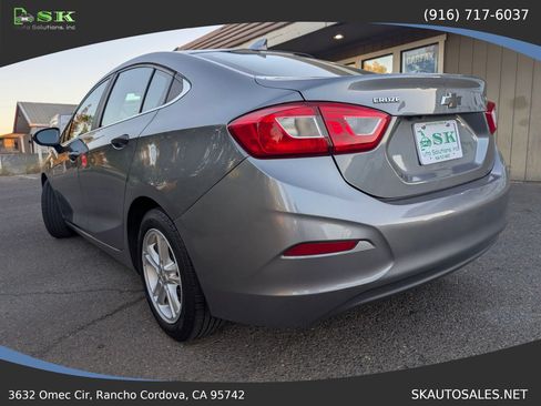 Used 2018 Chevrolet Cruze LT FWD image 11