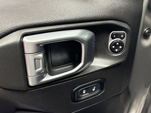 Used 2020 Jeep Wrangler Unlimited Sahara w/ Dual Top Group AWD/4WD image 12