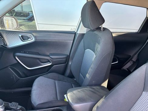Certified 2023 Kia Soul S FWD image 3