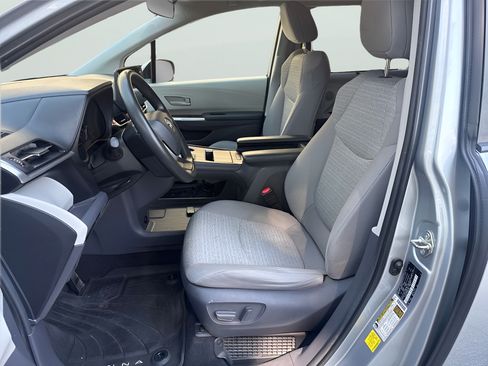 Used 2021 Toyota Sienna LE AWD/4WD image 17