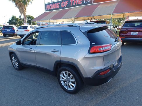 Used 2017 Jeep Cherokee Limited image 5