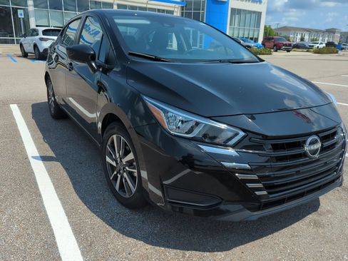 Used 2024 Nissan Versa SV FWD image 2