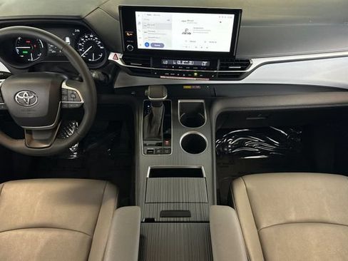 Used 2026 Toyota Sienna XLE FWD image 17