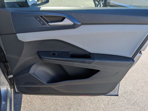 Used 2023 Volkswagen Taos SE w/ Panoramic Sunroof Package image 32