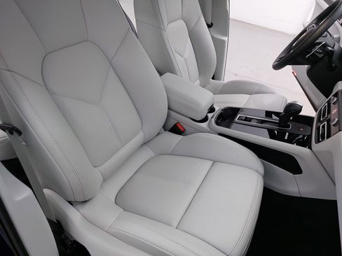 Certified 2026 Porsche Macan image 12