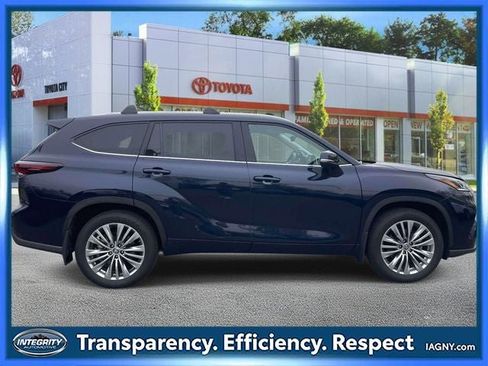 Used 2024 Toyota Highlander Platinum FWD image 5