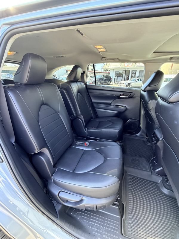 Used 2021 Toyota Highlander XLE AWD/4WD image 25