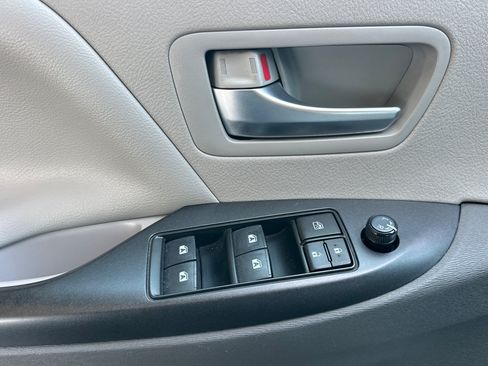Certified 2018 Toyota Sienna LE FWD image 11