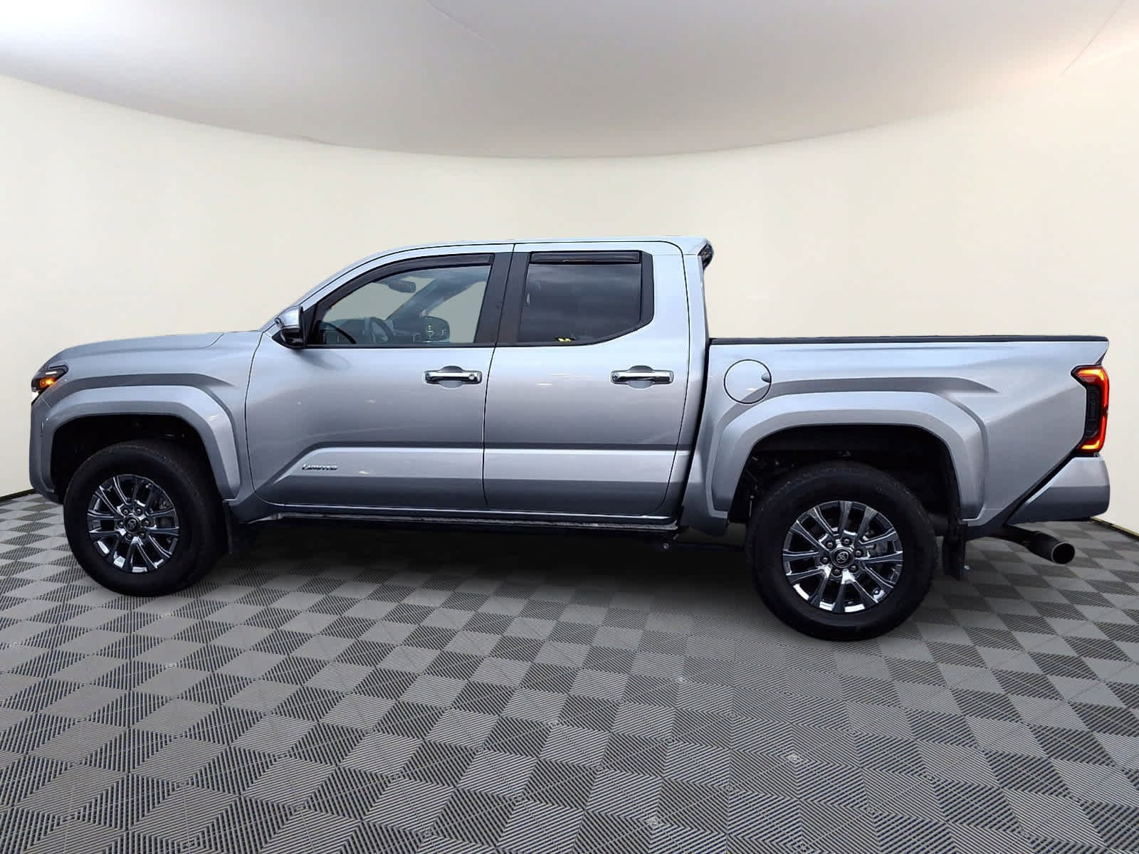 Used 2024 Toyota Tacoma Limited w/ Limited Package (LT) AWD/4WD image 9