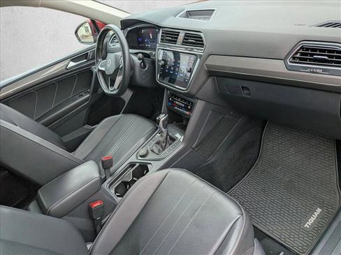 Used 2022 Volkswagen Tiguan SE w/ Panoramic Sunroof Package image 23