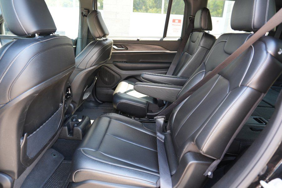 Used 2024 Jeep Grand Cherokee L Limited w/ Luxury Tech Group II AWD/4WD image 19
