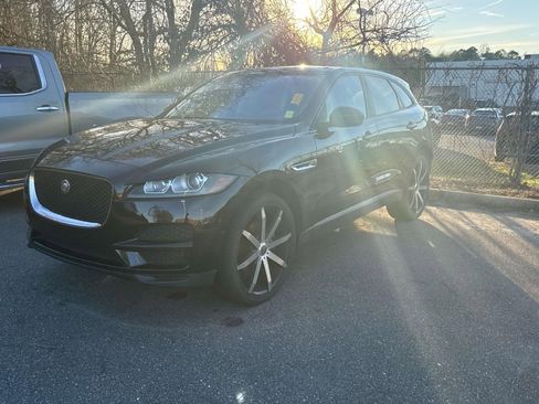 Used 2017 Jaguar F-PACE Premium image 3