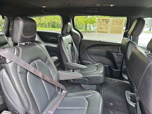Used 2025 Chrysler Pacifica Select FWD image 15