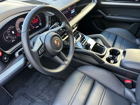 Used 2025 Porsche Cayenne AWD/4WD image 9
