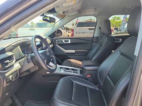 Used 2023 Ford Explorer XLT w/ Equipment Group 202A RWD image 18