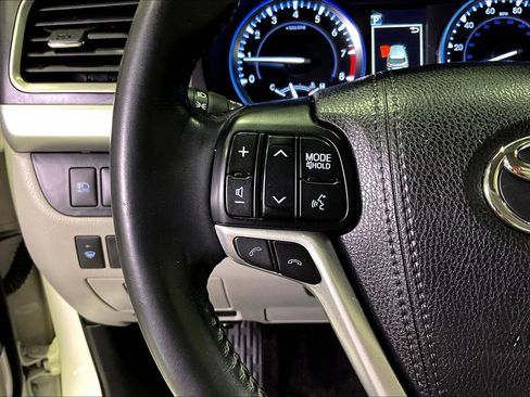 Used 2018 Toyota Highlander Limited w/ Carpet Mat Package (TMS) image 11