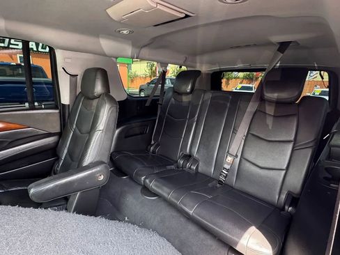Used 2019 Cadillac Escalade ESV Luxury RWD image 9