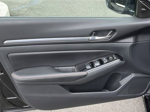 Used 2024 Nissan Altima 2.5 SR w/ SR Premium Package image 9