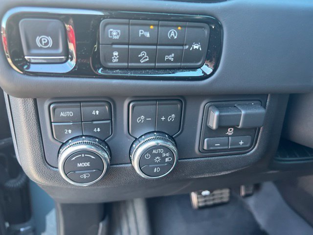 Used 2026 GMC Yukon XL AT4 Ultimate AWD/4WD image 38
