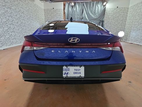 Used 2025 Hyundai Elantra SE image 5