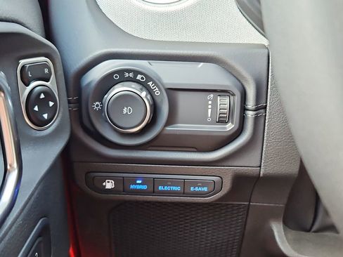 Used 2025 Jeep Wrangler Unlimited Sahara AWD/4WD image 15