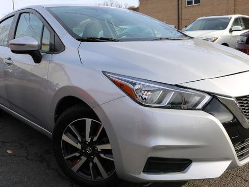 Used 2021 Nissan Versa SV image 3