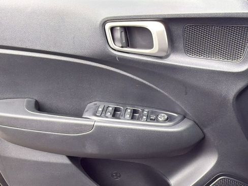 Used 2023 Hyundai Venue SE image 25