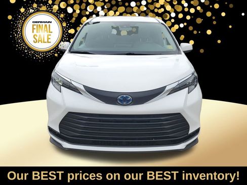 Used 2025 Toyota Sienna LE image 3