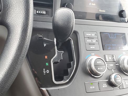 Used 2016 Toyota Sienna LE image 27