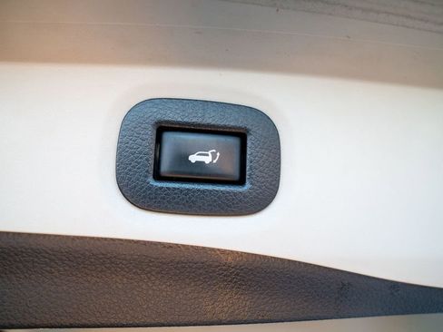 Used 2018 Nissan Rogue SV image 11