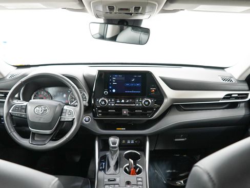 Used 2024 Toyota Highlander XLE AWD/4WD image 14