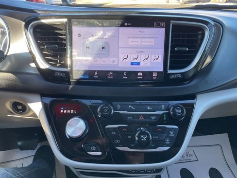 Used 2024 Chrysler Pacifica Touring-L image 8