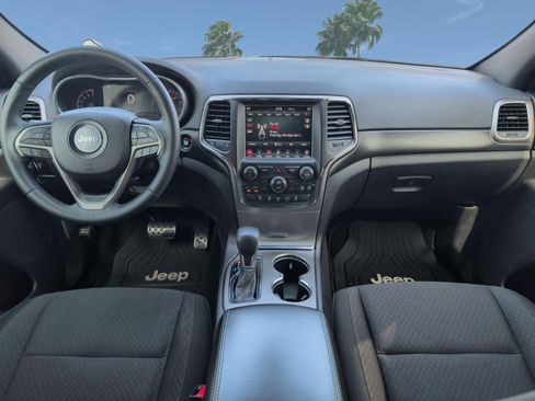 Used 2018 Jeep Grand Cherokee Laredo image 27