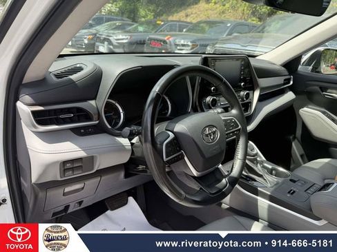 Used 2022 Toyota Highlander XLE AWD/4WD image 12