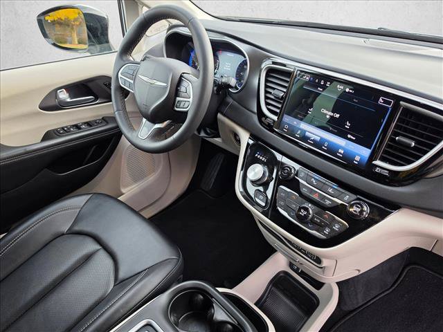 Used 2024 Chrysler Pacifica Touring-L FWD image 10