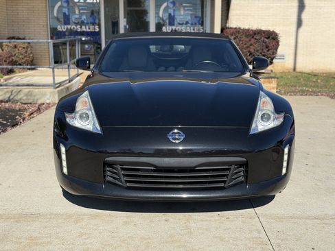 Used 2017 Nissan 370Z Touring image 2