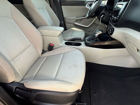 Used 2023 Kia Soul LX w/ LX Technology Package image 10