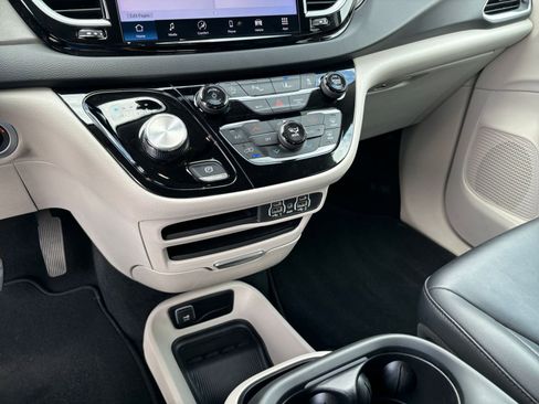Used 2024 Chrysler Pacifica Touring-L image 44