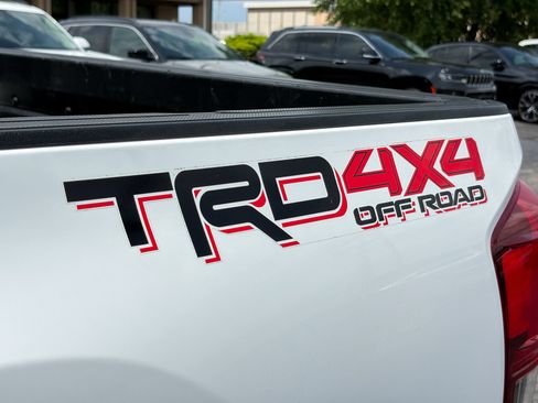 Used 2018 Toyota Tacoma TRD Off-Road AWD/4WD image 9