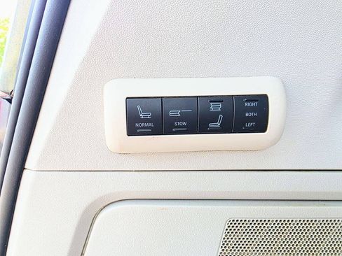 Used 2008 Chrysler Town & Country Limited w/ Entertainment Group #3 FWD image 19