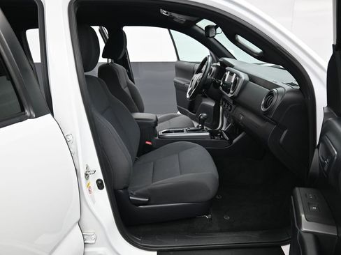 Used 2018 Toyota Tacoma TRD Sport image 30