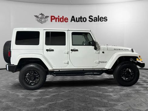 Used 2016 Jeep Wrangler Unlimited Rubicon w/ Connectivity Group AWD/4WD image 12